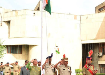 CJ hoists Tricolor at Srinagar wing of HC