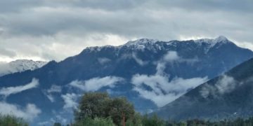 Snowfall, rain end dry spell, bring chill in Kashmir