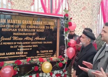 MP Mian Altaf visits Kulgam, presides over function to celebrate PMGSY Foundation Day