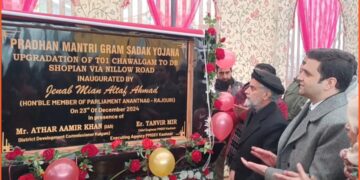MP Mian Altaf visits Kulgam, presides over function to celebrate PMGSY Foundation Day