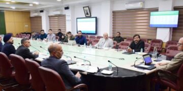With upcoming rail connectivity to Kashmir, CM highlights potential of J&K’s flowers in global markets