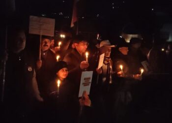 Locals in Teetwal Kupwara Hold Candlelight March to Condemn Killing of Ex-Army Man in Kulgam
