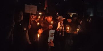 Locals in Teetwal Kupwara Hold Candlelight March to Condemn Killing of Ex-Army Man in Kulgam