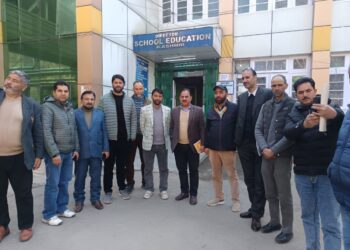 J&K Teachers Forum calls on DSEK Dr. G.N. Itoo, submits memorandum, declares war against corruption