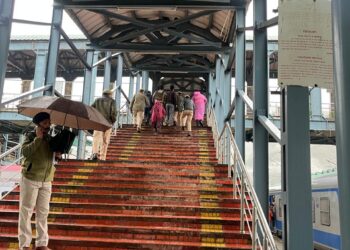 Railway Staff Rushed Woman and Newborn Baby to Hospital after Delivery in Train near Banihal Railway Station