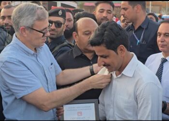 Chief Minister Umar Abdullah Presents Facilities Award and Traditional Shawl to Journalist Ajaz Tantray for Human Interest Stories in Ganderbal