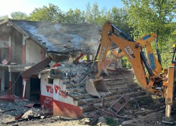 Anantnag Police Demolishes 15-Shop Illegal Commercial Complex Worth ₹1 Crore Belonging to Drug Peddler in Waghama