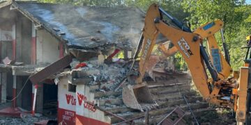 Anantnag Police Demolishes 15-Shop Illegal Commercial Complex Worth ₹1 Crore Belonging to Drug Peddler in Waghama