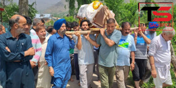 Hundreds of Muslims, Sikhs Participate in Last Rites of Kashmiri Pandit Woman in Tral Village